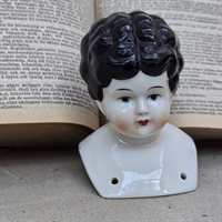 hvidt-dukke-porcelaenshoved-sort-haar-roed-mund-antikt-dukkehoved